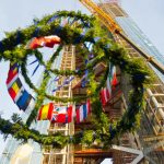 Pause du bouquet final, orné des drapeaux européens,  par une grue pour marquer l’achèvement du gros œuvre de la construction de la Banque centrale européenne (BCE)