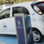 Une voiture électrique garée à la station de recharge de batteri